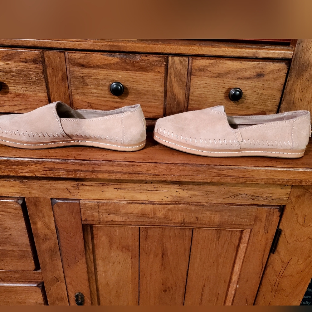 Toms tan suede flats